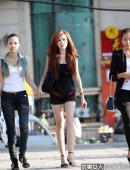 ����С��Ů�ɰ�����ѩ��һ��Ƭ