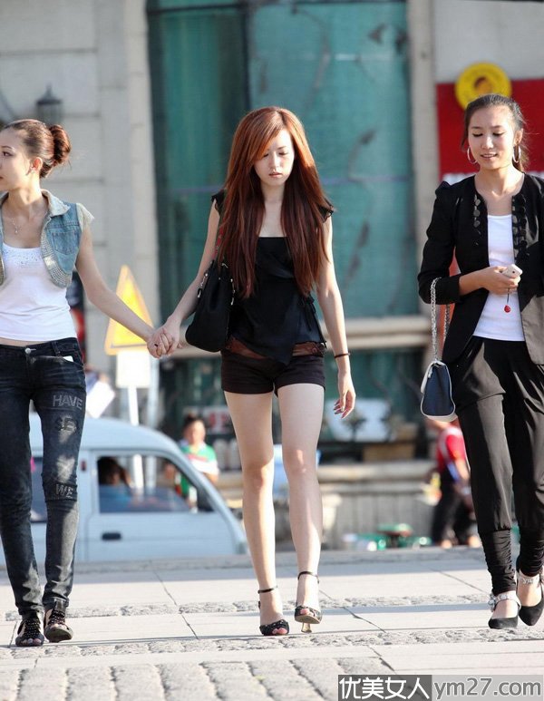 ����С��Ů�ɰ�����ѩ��һ��Ƭ